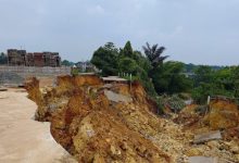 Tanah longsor di Jalan Desa Karang Tengah, Kabupaten Tangerang. Foto: Antara