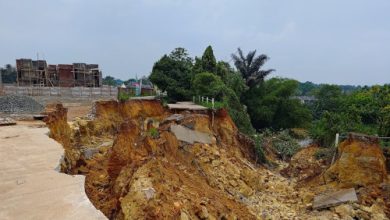 Tanah longsor di Jalan Desa Karang Tengah, Kabupaten Tangerang. Foto: Antara