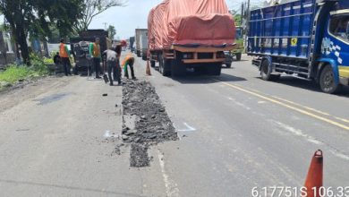 Jalan Nasional Nambo Ilir sedang diperbaiki. Foto: Yono