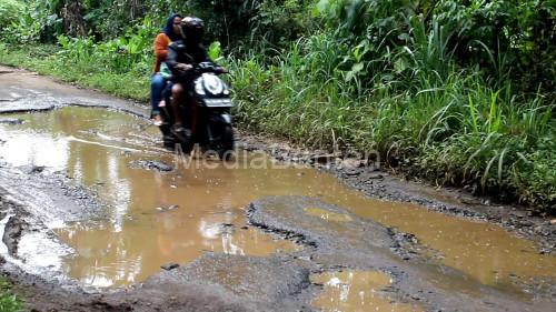 jalan rusak Cadasari