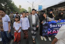 Walikota Tangerang, Airef R Wismansyah ikuti jalan sarungan. Foto: LKBN Antara