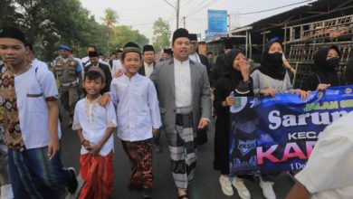 Walikota Tangerang, Airef R Wismansyah ikuti jalan sarungan. Foto: LKBN Antara