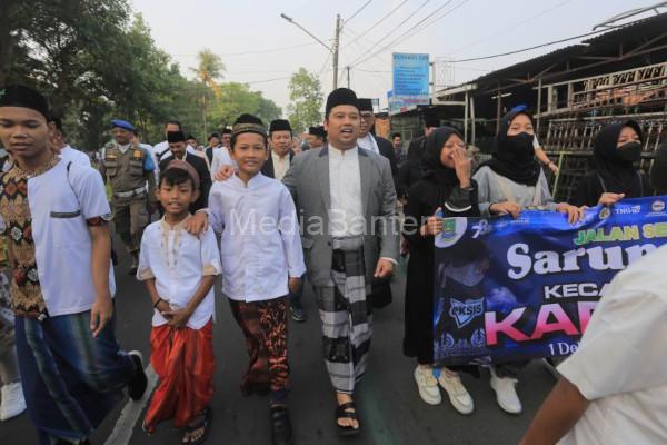 Walikota Tangerang, Airef R Wismansyah ikuti jalan sarungan. Foto: LKBN Antara