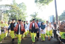 Jalan sarungan bagian dari Festival Al Azhom di Kota Tangerang. Foto: Istimewa