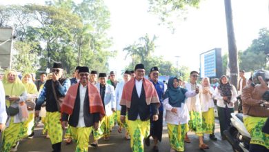 Jalan sarungan bagian dari Festival Al Azhom di Kota Tangerang. Foto: Istimewa