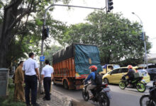 Meski padat, kendaraan di Jalan Daan Mogot, Kota Tangerang tetap melaju.