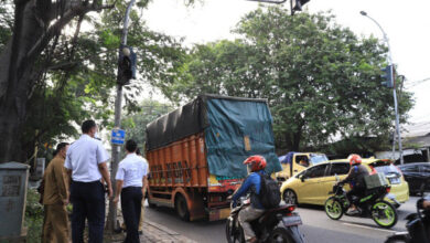 Meski padat, kendaraan di Jalan Daan Mogot, Kota Tangerang tetap melaju.