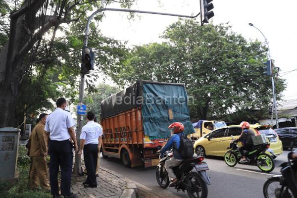 Meski padat, kendaraan di Jalan Daan Mogot, Kota Tangerang tetap melaju.