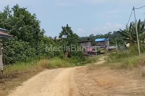 Kondisi jalan di sebuah desa di Provinsi Banten. Foto: Antara