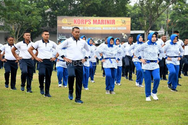 Danpasmar 2, Mayjen TNI Suherlan berolahraga bersama dengan prajurit Menkav 2 Mar. Foto:
