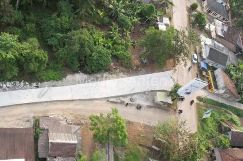 Jalan simpang Beyeh diperbaiki setelah statusnya diambil alih Pemprov Banten. Foto: Budi Wahyu Iskandar