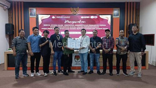 Calon kepala daerah Kabupaten Tangerang jalur independen dinyatakan lolos verifikasi administrasi. Foto: Iqbal Kurnia