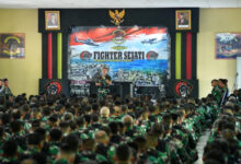 Danmenkav 2 Mar, Kolonel Mar Muhammad Rizal memberikan jam komandan. Foto: Munawir - Menkav 2 Mar