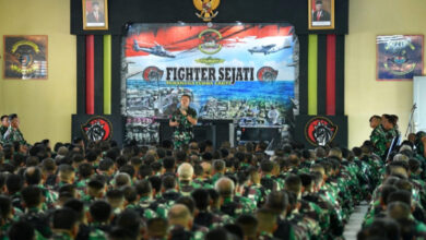 Danmenkav 2 Mar, Kolonel Mar Muhammad Rizal memberikan jam komandan. Foto: Munawir - Menkav 2 Mar