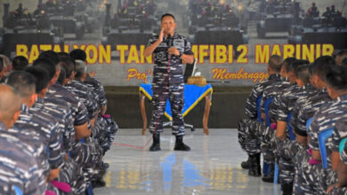 Danmenkav 2 Mar, Kolonel Mar Muhammad Rizal memberikan jam komandan. Foto: Munawir - Menkav 2 Mar