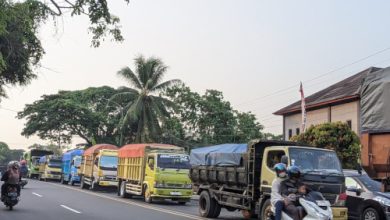 Truk tambang bukan logam dan batu di Bojonegara - Puloampel. Foto: Web Pemkab Serang