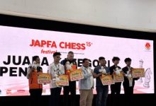 Para pecatur yagn meraih juara di Open Turnamen JAPFA Chess Festival. Foto: Antara