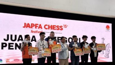 Para pecatur yagn meraih juara di Open Turnamen JAPFA Chess Festival. Foto: Antara