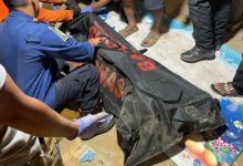 Jasad korban tertimbun dinding sumur di Lebak. Foto Antara