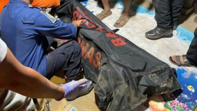 Jasad korban tertimbun dinding sumur di Lebak. Foto Antara