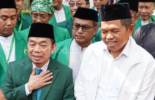 Jazuli Juweni, Ketua Umum PB Mathlaul Anwar dan Ded Mulyadi, Gubernur Jawa Barat. Foto M Arif Kirdiat