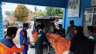 Penemuan jenazah di Perairan Pekon, Lampung. Foto Antara