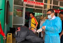Jenazah wisatawan asal Tangerang ditemukan tewas di Pantai Lippo Carita. Foto Daeng Yusvin