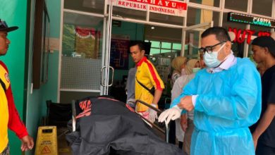 Jenazah wisatawan asal Tangerang ditemukan tewas di Pantai Lippo Carita. Foto Daeng Yusvin