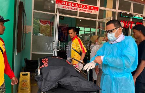 Jenazah wisatawan asal Tangerang ditemukan tewas di Pantai Lippo Carita. Foto Daeng Yusvin