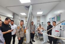 Korban penusukan debt collector di Tangerang dijenguk polisi. Foto Antara