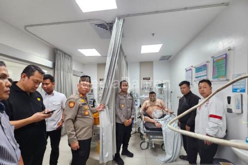 Korban penusukan debt collector di Tangerang dijenguk polisi. Foto Antara
