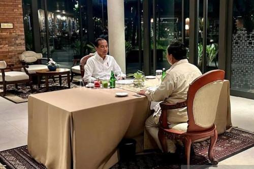 Pertemuan antara Presiden Joko Widodo dengan Presiden terpilih, Prabowo Subianto di sebuah rumah makan di Jakarta. Foto: Antara