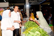 Presiden RI, Joko Wiwi dan istri, Iriana mencek harga di Pasar Tradisioal Purworejo. Foto: Setkab RI