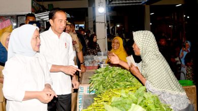 Presiden RI, Joko Wiwi dan istri, Iriana mencek harga di Pasar Tradisioal Purworejo. Foto: Setkab RI