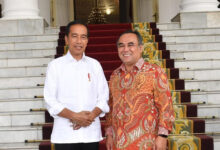 Koordinator Nasional KAPT, Bambang Pramono saat berpose dengan Presiden RI, Joko Widodo. Foto: KAPT