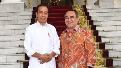 Koordinator Nasional KAPT, Bambang Pramono saat berpose dengan Presiden RI, Joko Widodo. Foto: KAPT