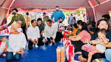 Presiden RI, Joko Widodo kunjungi pengungsi kebakaran Depo Pertamina. Foto: BPMI Satpres RI
