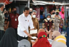 Presiden RI, Joko Widodo di Pasar Baros, setelah berkunjung ke Bendungan Sindangheula, Kabupaten Serang. Foto: Hendra Hermawan