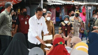 Presiden RI, Joko Widodo di Pasar Baros, setelah berkunjung ke Bendungan Sindangheula, Kabupaten Serang. Foto: Hendra Hermawan