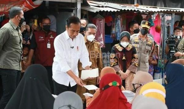 Presiden RI, Joko Widodo di Pasar Baros, setelah berkunjung ke Bendungan Sindangheula, Kabupaten Serang. Foto: Hendra Hermawan
