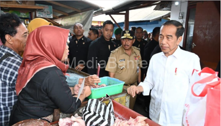 Presiden RI, Joko Widodo kunjungi Pasar Mungkin di Magelang. Foto: BPMI SatPres RI