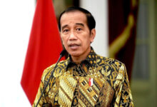 Presiden RI, Joko Widodo menanam tanah dan air dari 34 provinsi di titik nol IKN.