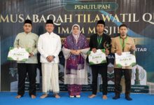 Pemberian hadiah pada juara MTQ Imam Masjid menuju IGIC. Foto M Aras Parabowo
