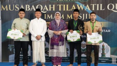 Pemberian hadiah pada juara MTQ Imam Masjid menuju IGIC. Foto M Aras Parabowo