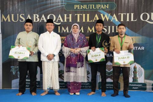 Pemberian hadiah pada juara MTQ Imam Masjid menuju IGIC. Foto M Aras Parabowo