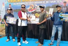 Kapolres Serag, AKBP Andri Kurniawan menyerahkan hadiah juara petama lomb memancing mania. Foto Yono