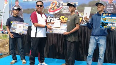 Kapolres Serag, AKBP Andri Kurniawan menyerahkan hadiah juara petama lomb memancing mania. Foto Yono