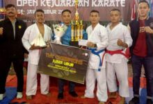 Tim Pasmar 2 raih juara umum Open Karate Direktur X se-Jatim. Foto: Munawir - Menkav 2 Mar
