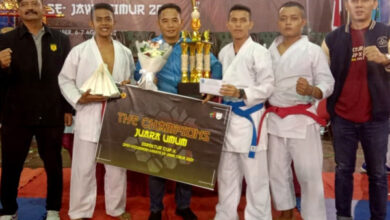 Tim Pasmar 2 raih juara umum Open Karate Direktur X se-Jatim. Foto: Munawir - Menkav 2 Mar