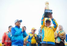 Wali Kota Tangerang, Sachrudi mengangkat trofi juara umum Popda XII Banten. Foto Antara